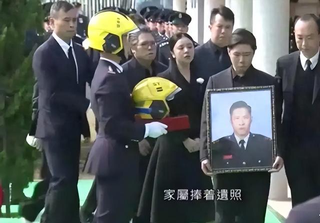 衣服真的不能乱穿|香港牺牲消防员路祭，民政专员因着装不当致歉