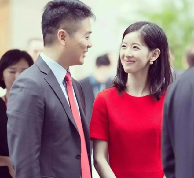 刘强东一句话暴露婚变传闻真相后，恶心一幕出现，奶茶妹妹太可怜