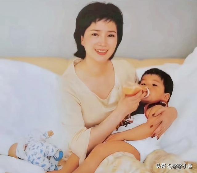 何晴葬礼24小时，许亚军现身美国！照片流出，打扮精致与儿子聚餐