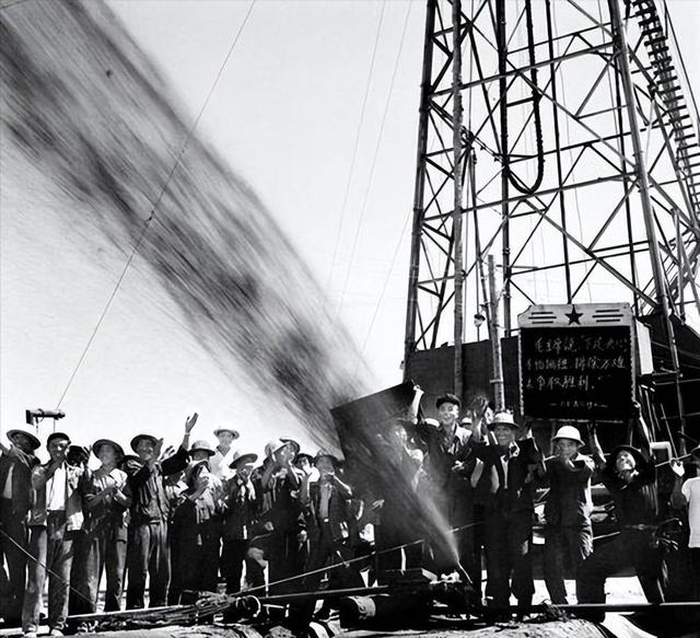 曾经荒无人烟的戈壁，新疆凭什么能逆袭成如今的能源顶流？