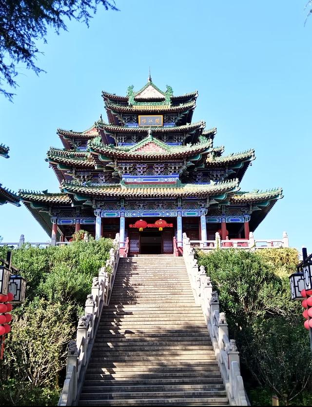 我是上海人，游南京阅江楼登顶层，望长江大桥货船超开阔