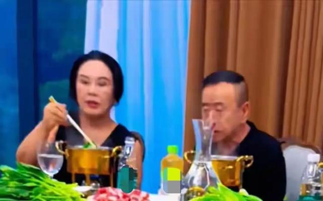 潘长江一家北京别墅宴客，餐厅大得像会所，妻子杨云罕见现身！