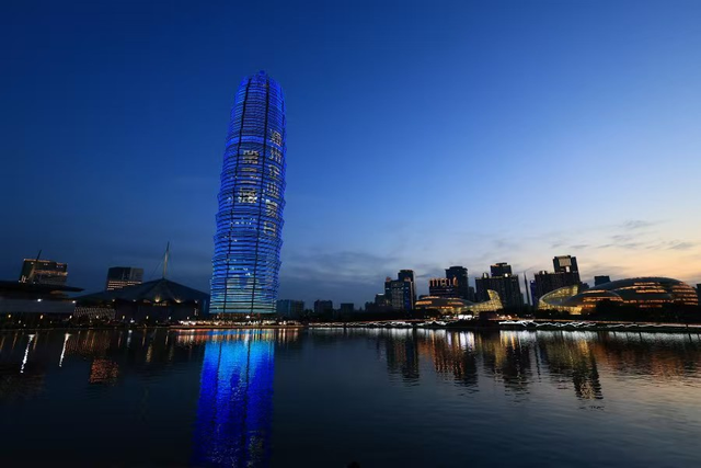 游船夜赏千年史，共话城市新发展