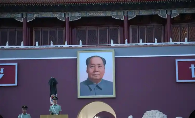 天安门为何不悬挂毛主席的照片，反倒要挂画像？答案令人意想不到