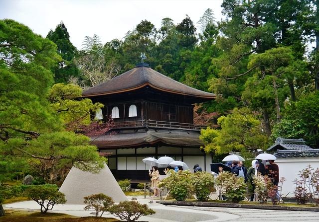 囚禁、乱伦、屈辱，揭露被日本人奉为神明的天皇