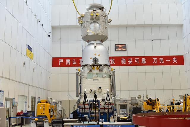 神舟二十飞船遭撞击，太空碎片威胁升级，航天员如何平安回地球？