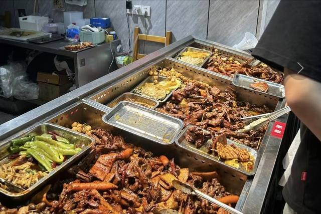 卤味巨头难熬！绝味闭店5000，周黑鸭年关785家，鸭脖啃不起了？