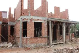 机关事业单位在职在编及离退休人员，一般不能回农村要宅基地盖房图片