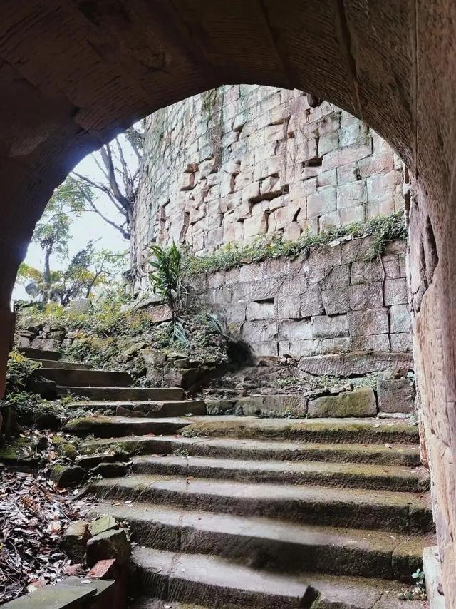 重庆北碚闹市竟藏有一座古寨，设有瓮城，被网友称为"重庆吴哥窟"