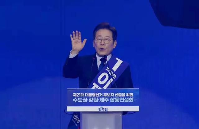 首个北京阅兵不出席的总统出现，正式通告，降格对待中国