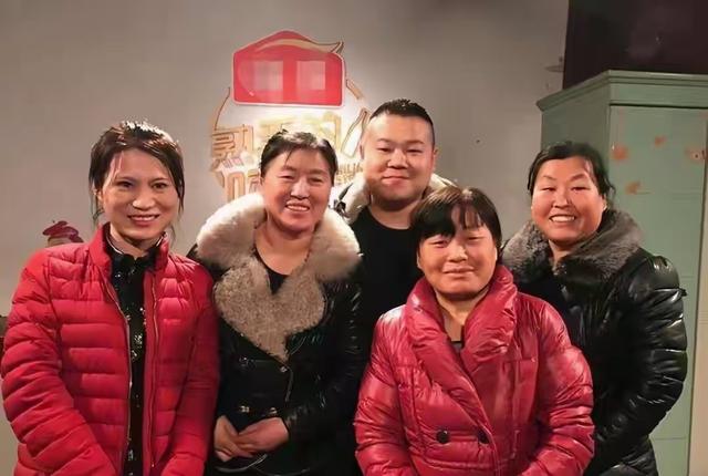 钱再多也没用，官媒出手揭露岳云鹏夫妇真实现状，走上于谦的老路