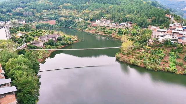 云阳养鹿镇:一江碧水,两岸春秋