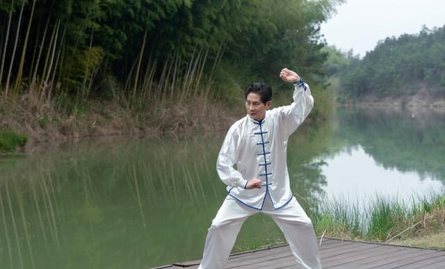 跟着师父练站桩，3年才懂：原来“傻站”着，才是养生的真功夫