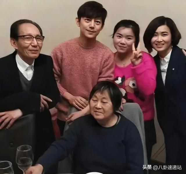 51岁的何炅被保姆起诉，无儿无女，节目停播，还是走到这一步
