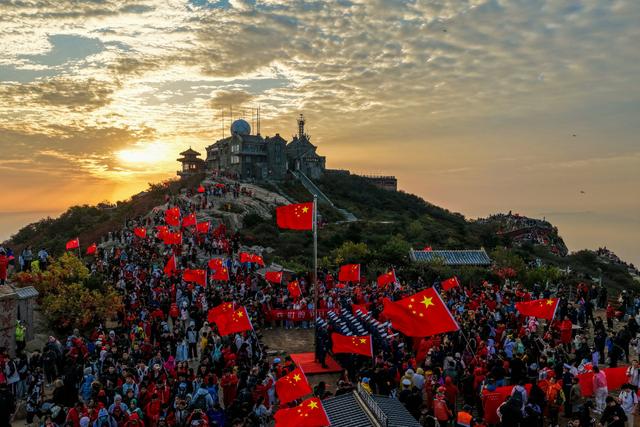 岱顶红旗映朝阳 万名游客共此时