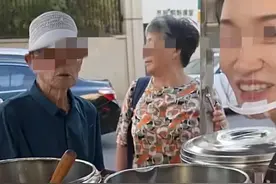 女网红马路中间直播摆摊，疑似故意引来城管博流量!评论区一边倒图片