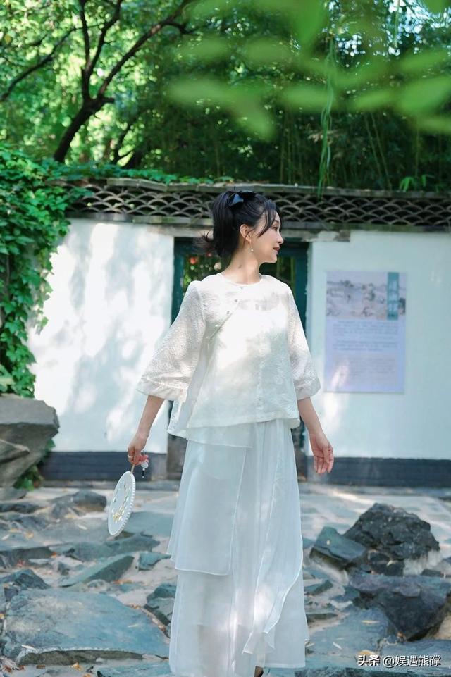 王艳太有钱了，穿睡衣在自家花园散步，背后就是紫禁城！