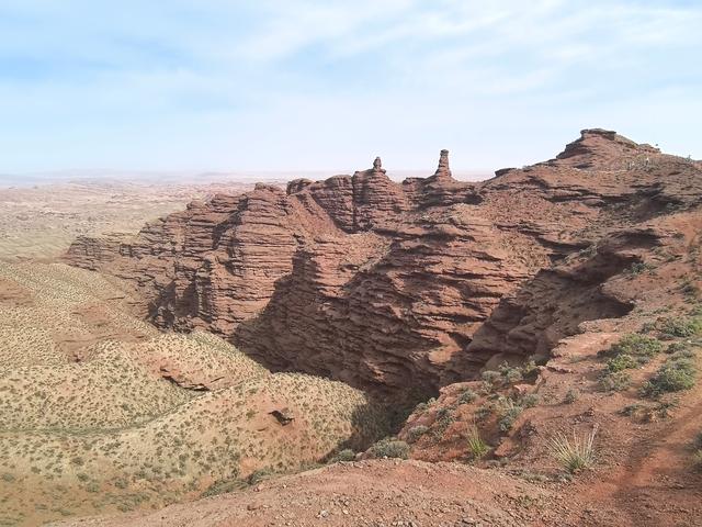 张掖平山湖大峡谷并无湖，却集丹霞雅丹峡谷地貌于一身，难得好景