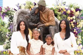 瓦妮莎晒全家福，与科比雕像合影！1家6口终于合体了，太泪目图片