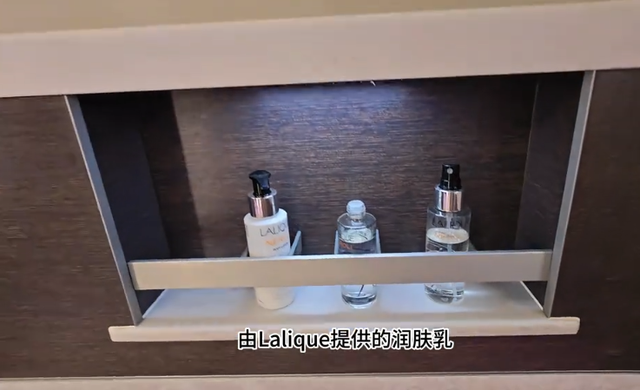 飞机上的“总统套房”！10平米带大床，4小时6万，小婴儿都坐美了