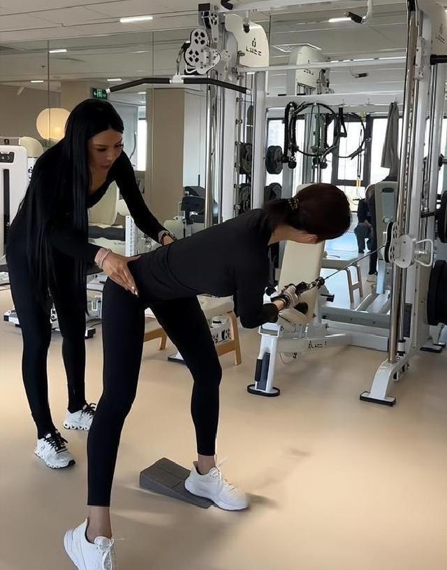 李纯婚后放纵开始还债了	，健身累到大腿颤抖，带上北京爷们一起练