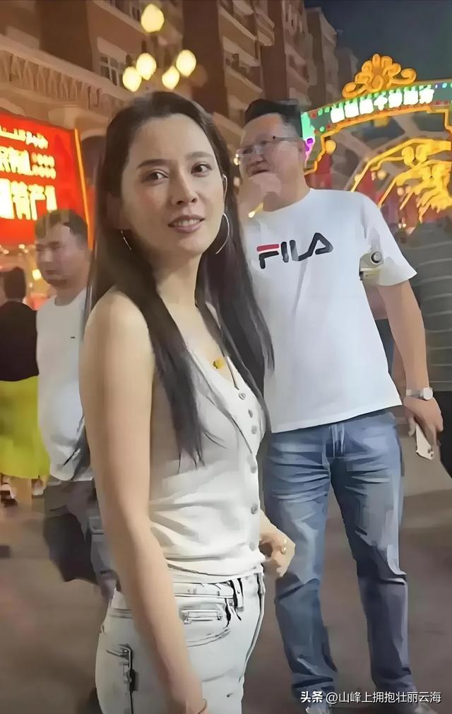 新疆偶遇汪峰女友森林北，穿着简单但身材超好，异域美女的既视感