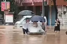 桂林新娘洪水中坐消防车出嫁？当地回应：消防员顺路接送新娘后投入救援图片
