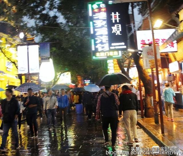 秋雨中的“西安回民街”街市（“陕西之旅”之六）