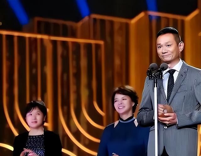 15年前，在妻子葬礼上哭到昏过去的果靖霖，如今过得怎么样了？