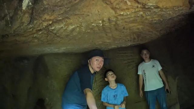 重庆大学城深山发现一排蛮子洞，内部有古人留下的文字和生活痕迹