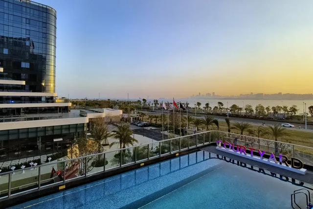 厦门这家新开业的万怡，泳池堪比W！就在五缘湾对面，海景绝了