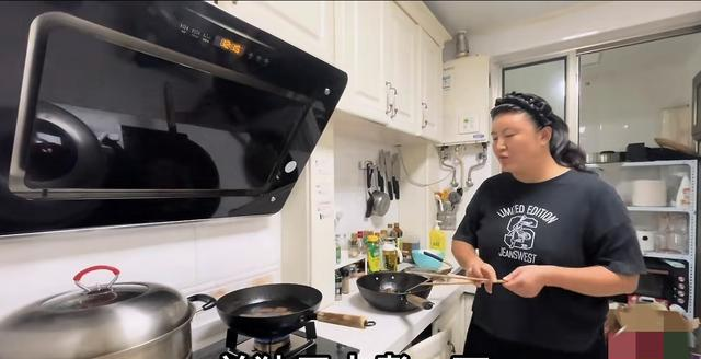 小二姐：精致亮相，买新裙子炫耀巨显瘦 结果一言难尽 网友：减