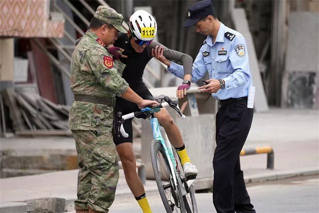 点点迷彩绿 护航徒步路