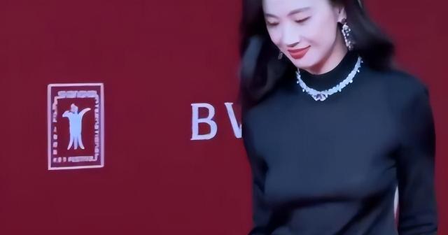 这跟不穿有啥区别？32岁李梦真空上阵！几乎全裸，简直太大胆