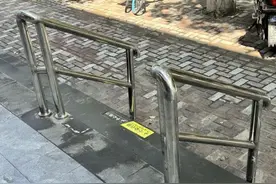 为三级台阶加装扶手，“适老化”细节温暖落地图片