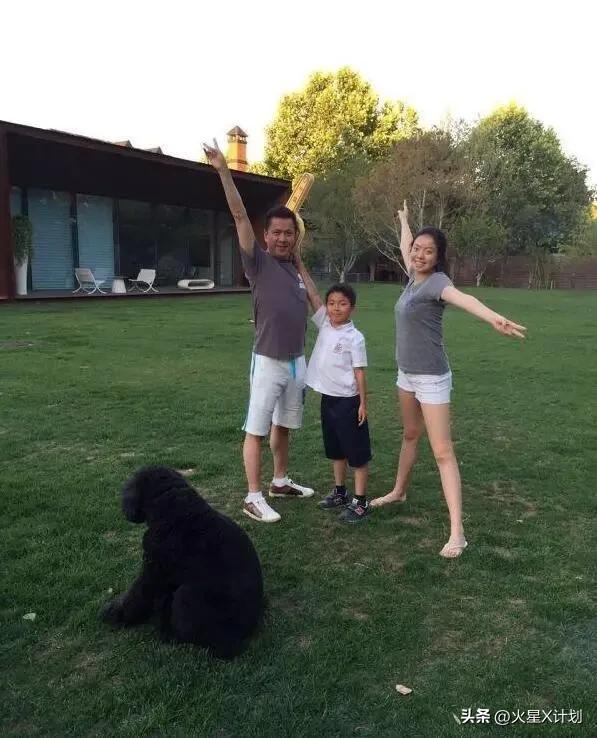 王中磊破产	，携全家搬出庄园住进别墅，老婆愁眉苦脸被迫接受降级