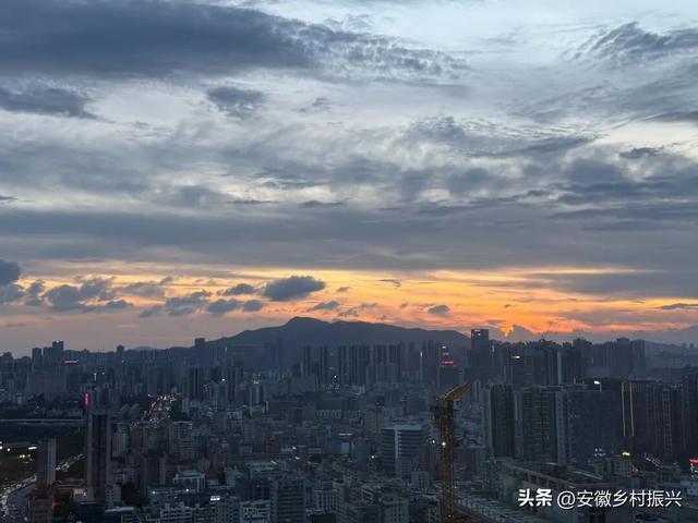 8月，「渴望自由，像治不好的病」