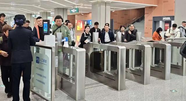 坐高铁到这里赏红叶，享景区优惠！