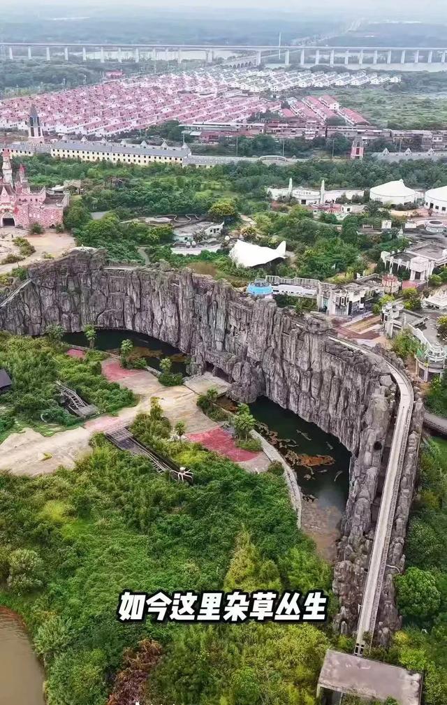 江西有一处梦幻乐园处于荒废状态,运营设备锈迹斑斑周围杂草丛生