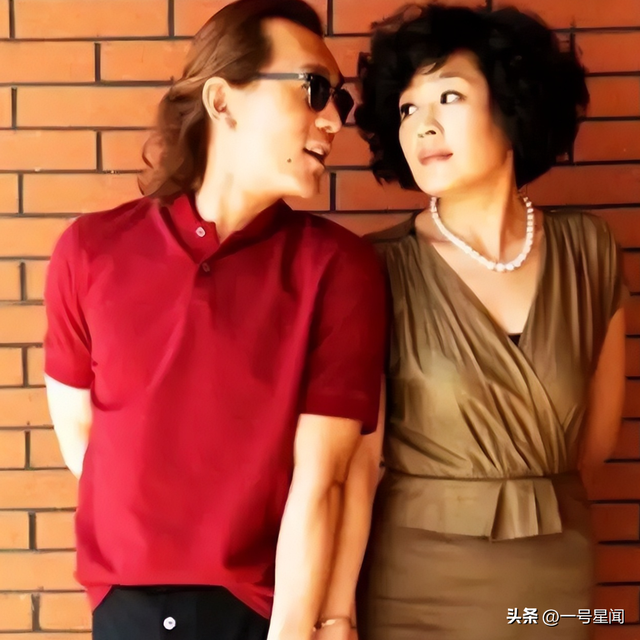 看破不说破	，李咏美国下葬7年后，带着女儿的哈文走了姜昆老路