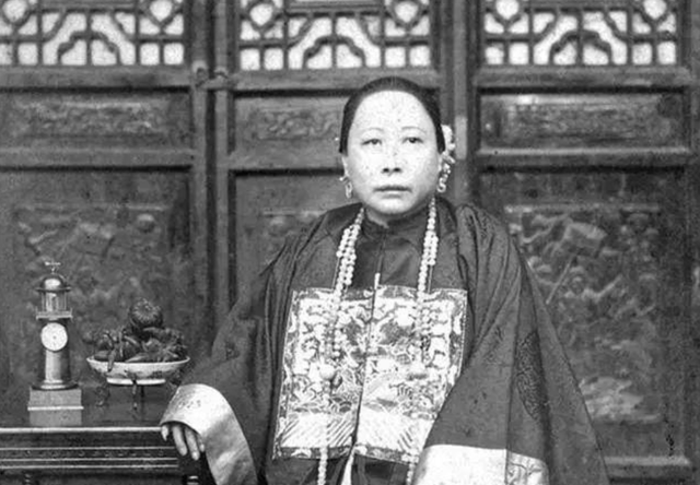 哥哥穷得娶不起，妹妹丑得嫁不出，两人凑合生下一儿子成近代名人