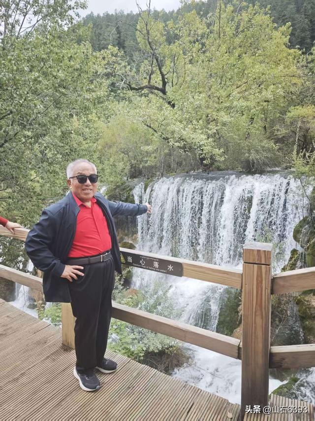 丁怀华：《神奇九寨沟 人在画中游》