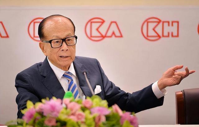 2909亿身价有何用？97岁的李嘉诚徐徐老矣，两个60岁儿子已成心病