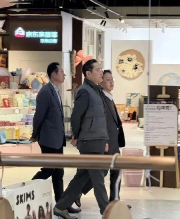 三星掌门人北京逛街，穿“老头马甲”秒售罄！有钱男人为啥爱马甲