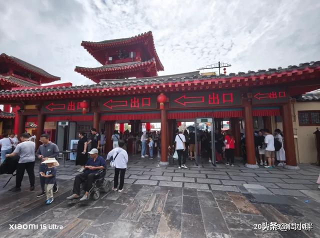 为游客安装成片的电扇,清明上河园入园排队16分钟