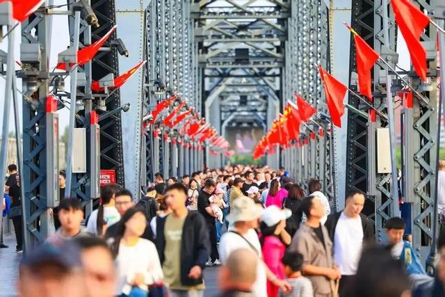 国庆消费不止“买买买”：五大趋势指向情感需求