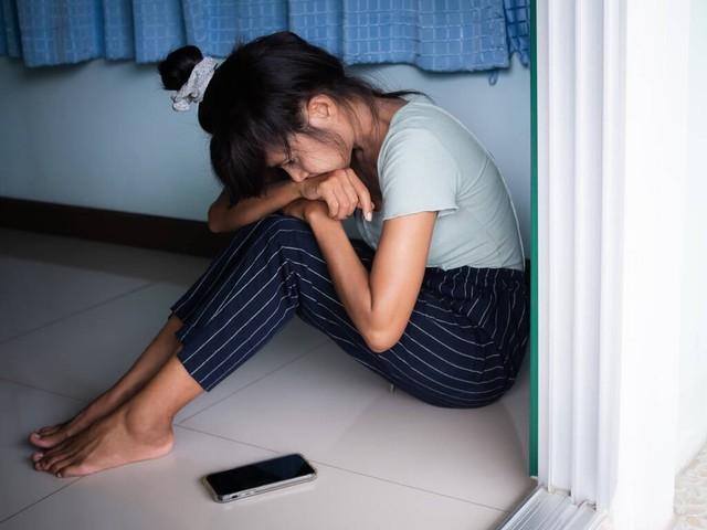 帮女同学修电脑，她一直在旁边给我扇风，裙子吹得老高