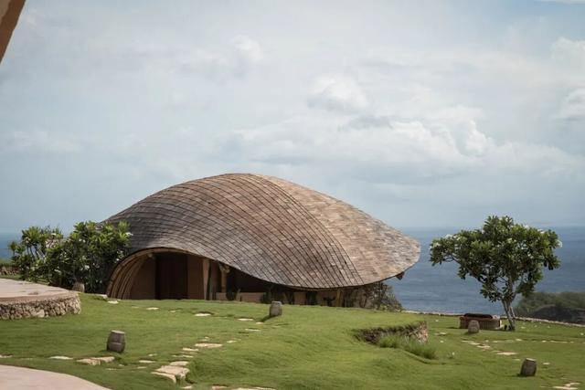 巴厘岛度假村上新！以魔鬼鱼为灵感的竹构建筑漂浮海天之间