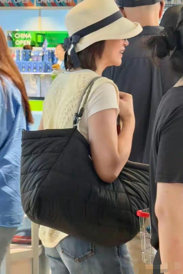 前央视主持人董卿在北京中网被偶遇 朴素装扮难掩优雅 美得浑然天成