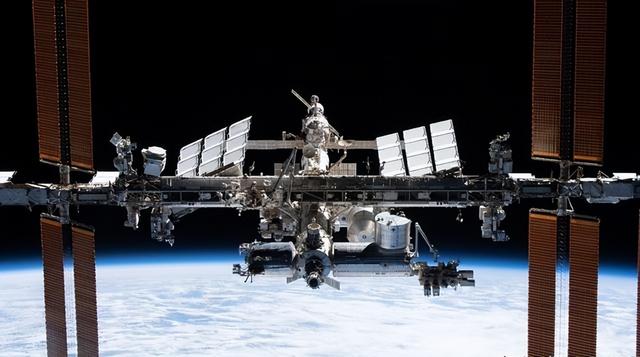 撞击神舟二十真凶锁定，太空出现大量不速之客，推迟返回有危险吗